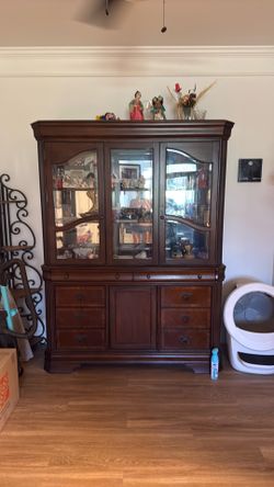 Beautiful China Cabinet (Hutch)