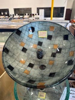 Glass vessel sink