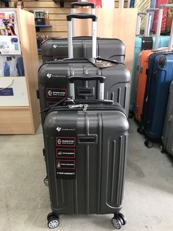 3 pice hard case luggage set includes large size 30"x20"x12, medium size 26"x18"x11 and carry on size 20"x14"10. Has 8 spinner wheels for 360 degrees
