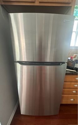 Frigidaires Top-Freezer Refrigerator