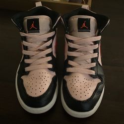 Pink&black Jordan 1s 2Y