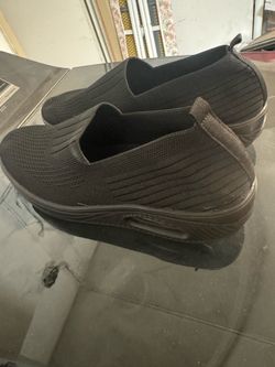 Free- (44)Men’s size 11, Women’s 11.5-12 shoes