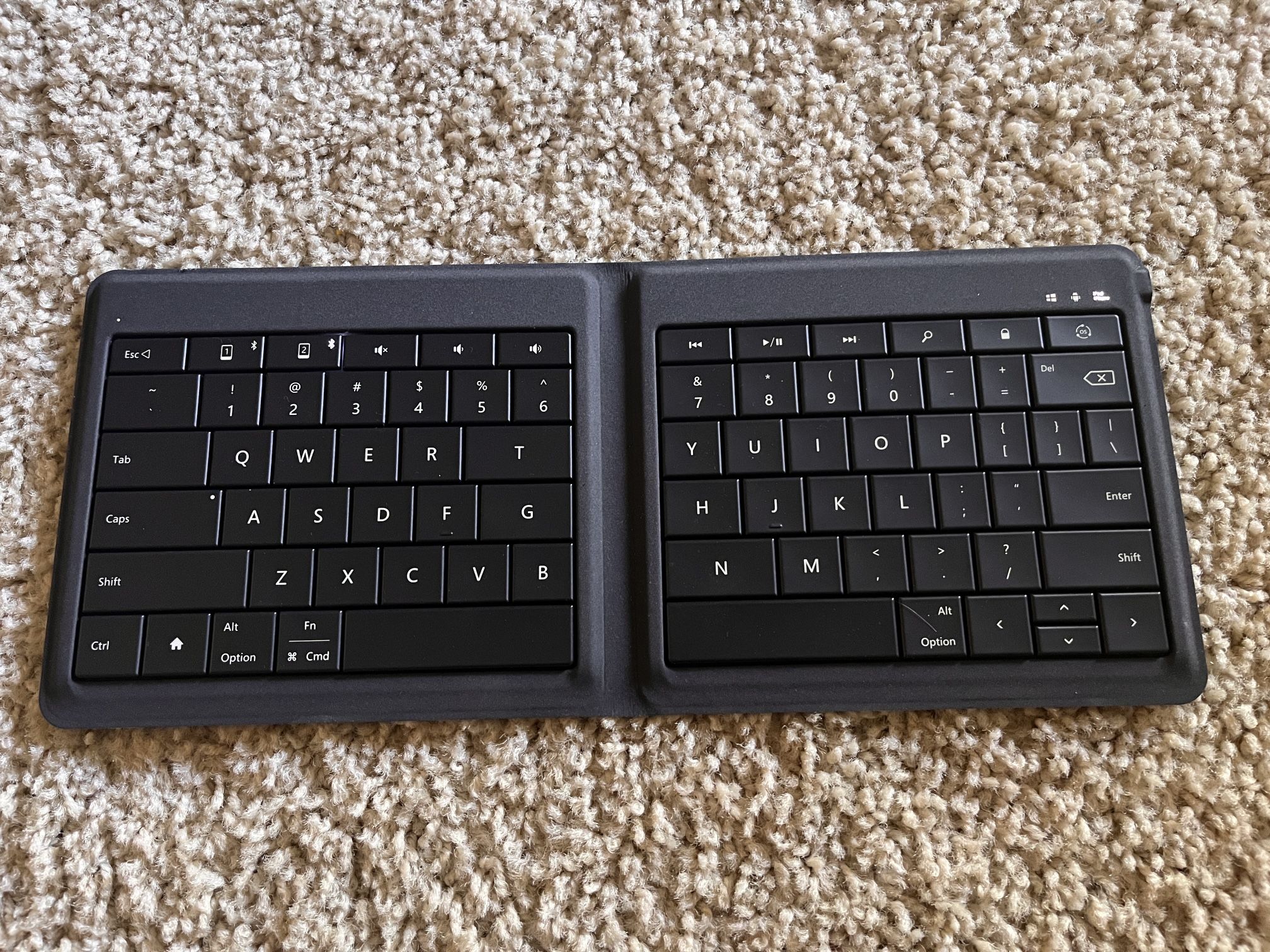 Microsoft Wireless Universal Foldable Keyboard for iPad, iPhone, Android Devices, and Windows Tablet:International QWERTY Layout