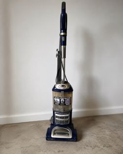 Shark Navigator Lift-Away Deluxe Vacuum