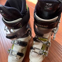 Men Ski Boots Size 9 1/2 Excellent Condition