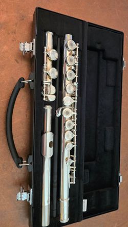 Yamaha Model YFL-261 Silver Plated Open Hole Flute With Offset G