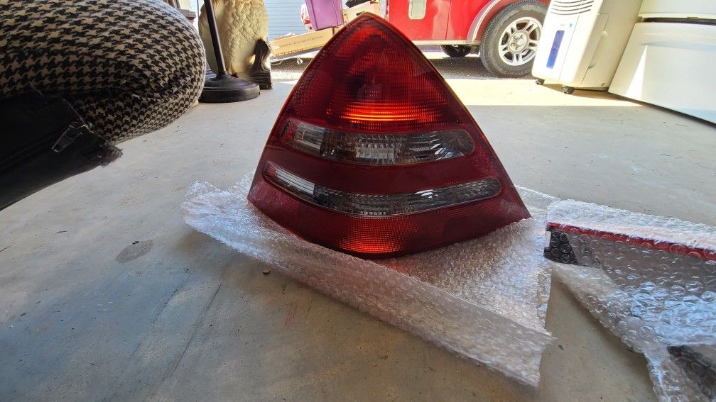 Mercedes Benz Tail Light Assembly Pair