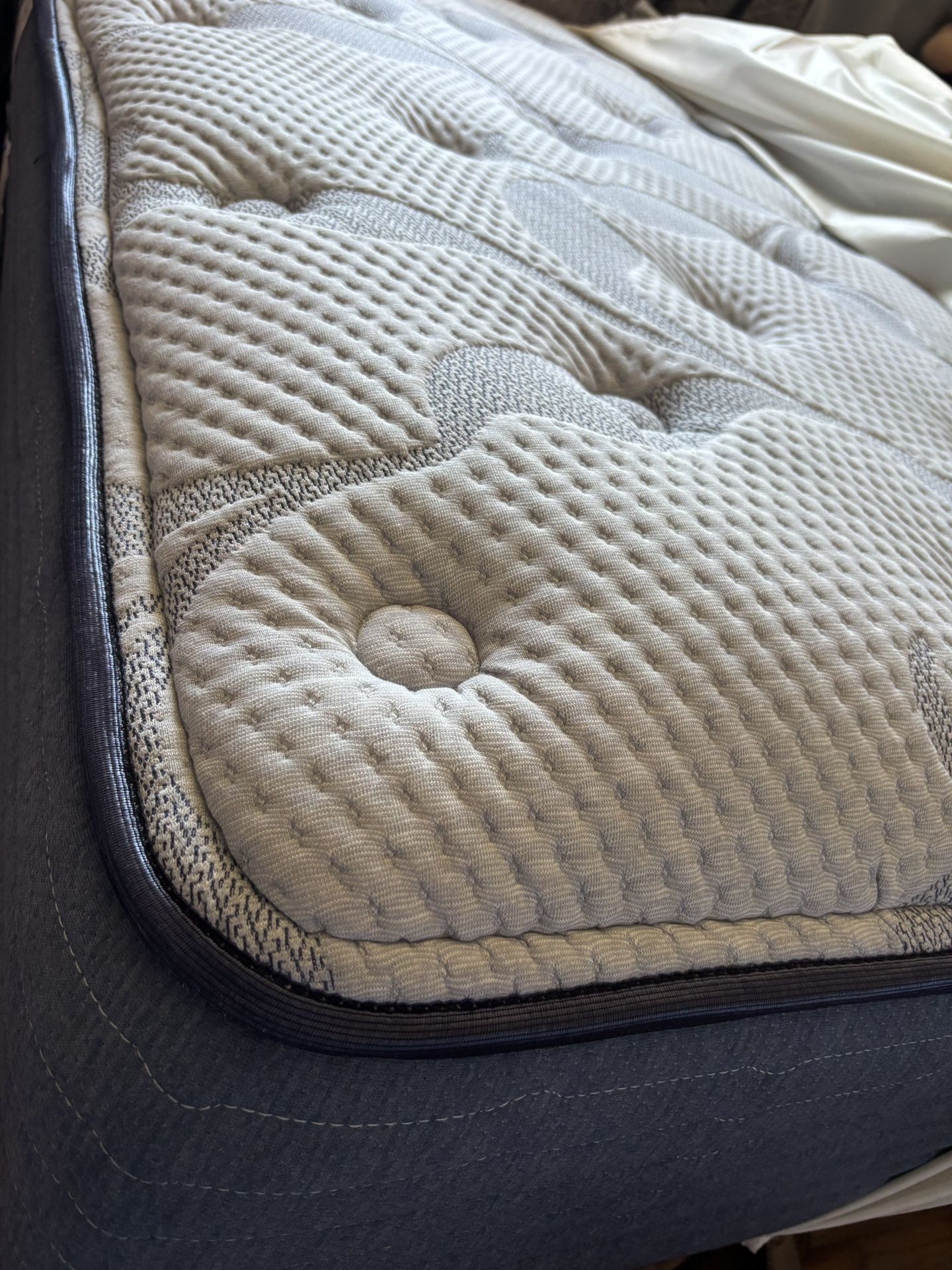 Serta Queen mattress With Box spring