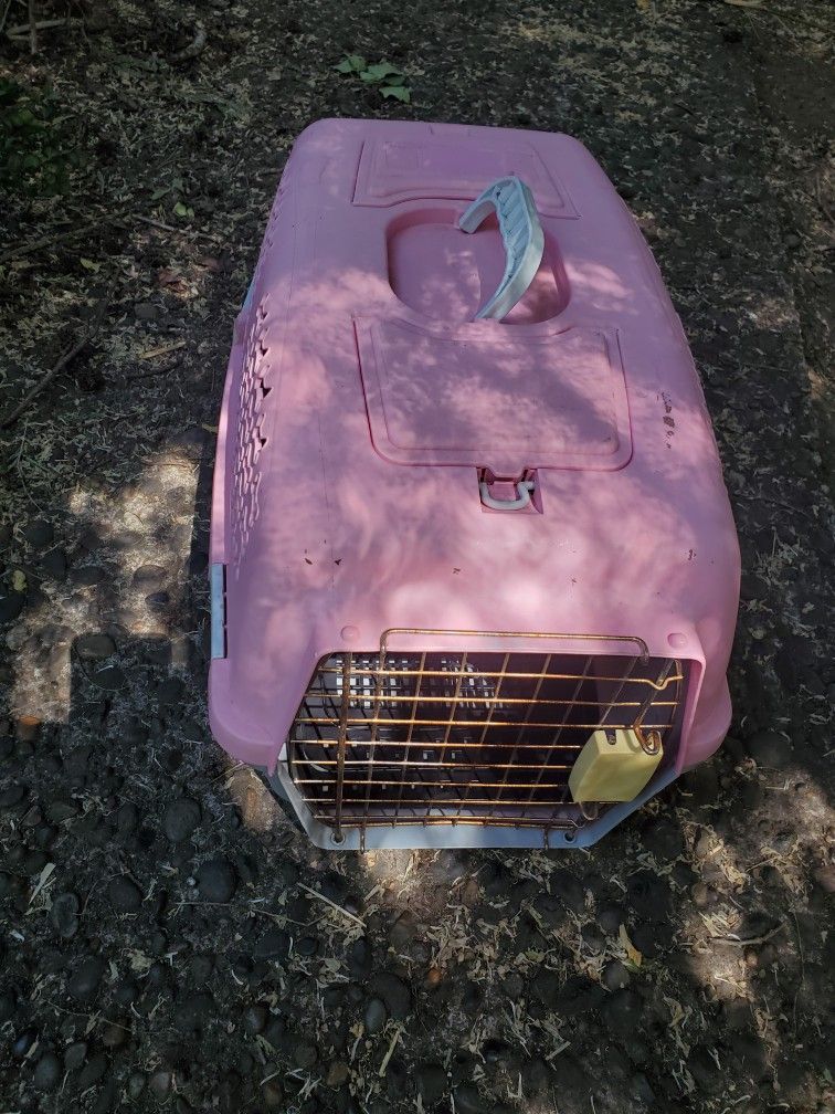 Small Pet Crate Good Condition A Little Rust On The Door