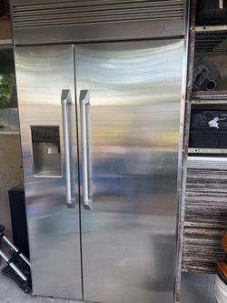 MONOGRAM Refrigerator, en muy buen estado , trabando