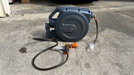 Giraffe retractable hose