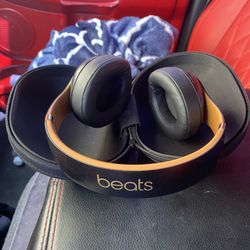 Beats Studio3 Wireless Headphones – Matte Black/Gold