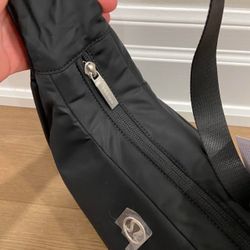 4L lululemon shoulder bag