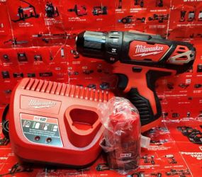 Milwaukee new Kit drill 12M , battery and charger