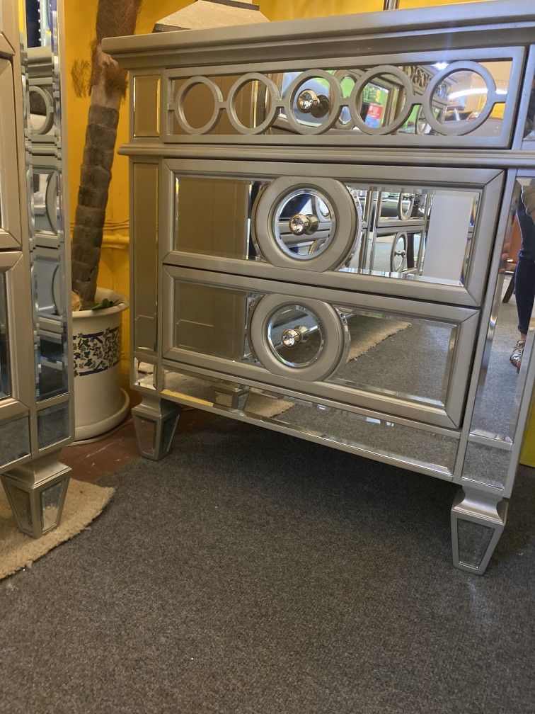 New ⭐ Mirror Nightstand