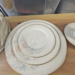 Full 5 Piece Setting For Service Of 8 Noritake Fine China 