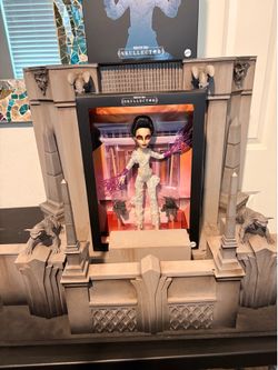 Life-size diorama 1984 Ghostbusters Gozer rooftop scene with Monster High Gozer collectors Doll