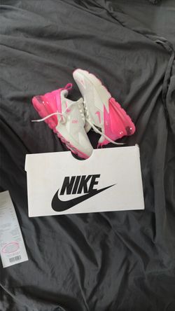 Women's Nike Air Max 270 (Size 8.5)