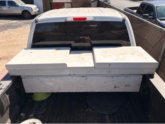 Truck bed tool box