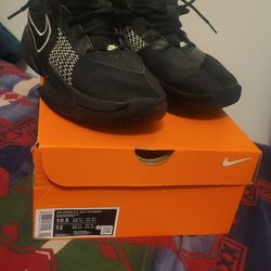 Nike Black G.T Cut Academy basketball shoe Size 10.5