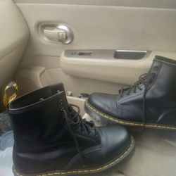 Like New ...Men's Black ( Size 11 )  Dr Martens Boots 