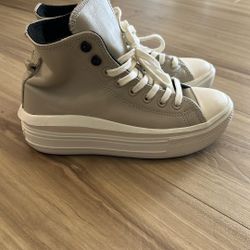 Women’s High top Converse  Size 7.5