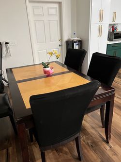 Dining table and Chairs / comedor con sillas