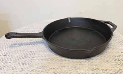 Cast Iron Skillet – Pre-Seasoned Frying Pan with Pour Spouts & Helper Handle