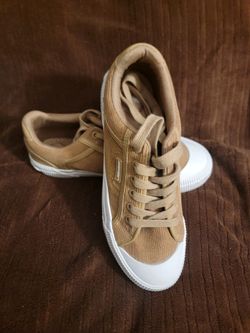 Women's Sneaker.