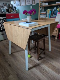 Drop leaf dining table