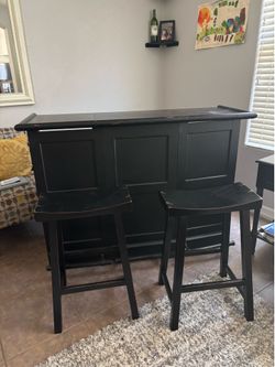 Bar & 2 bar stools