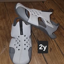 Boys Nike sandals 2y