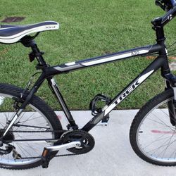 2000"s Trek 820 Single Track Series MTB 19.5"/49.5cm frame, 21 Speed,
