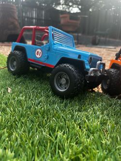 Bruder: Jeep cross country blue comes with a driver