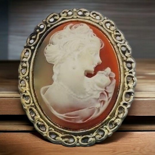 Vintage Cameo Brooch, Gold plated, some flaked off on back,