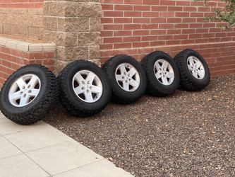 Jeep Wrangler. 5 Oem Bfg km mud terrain on oem wheels