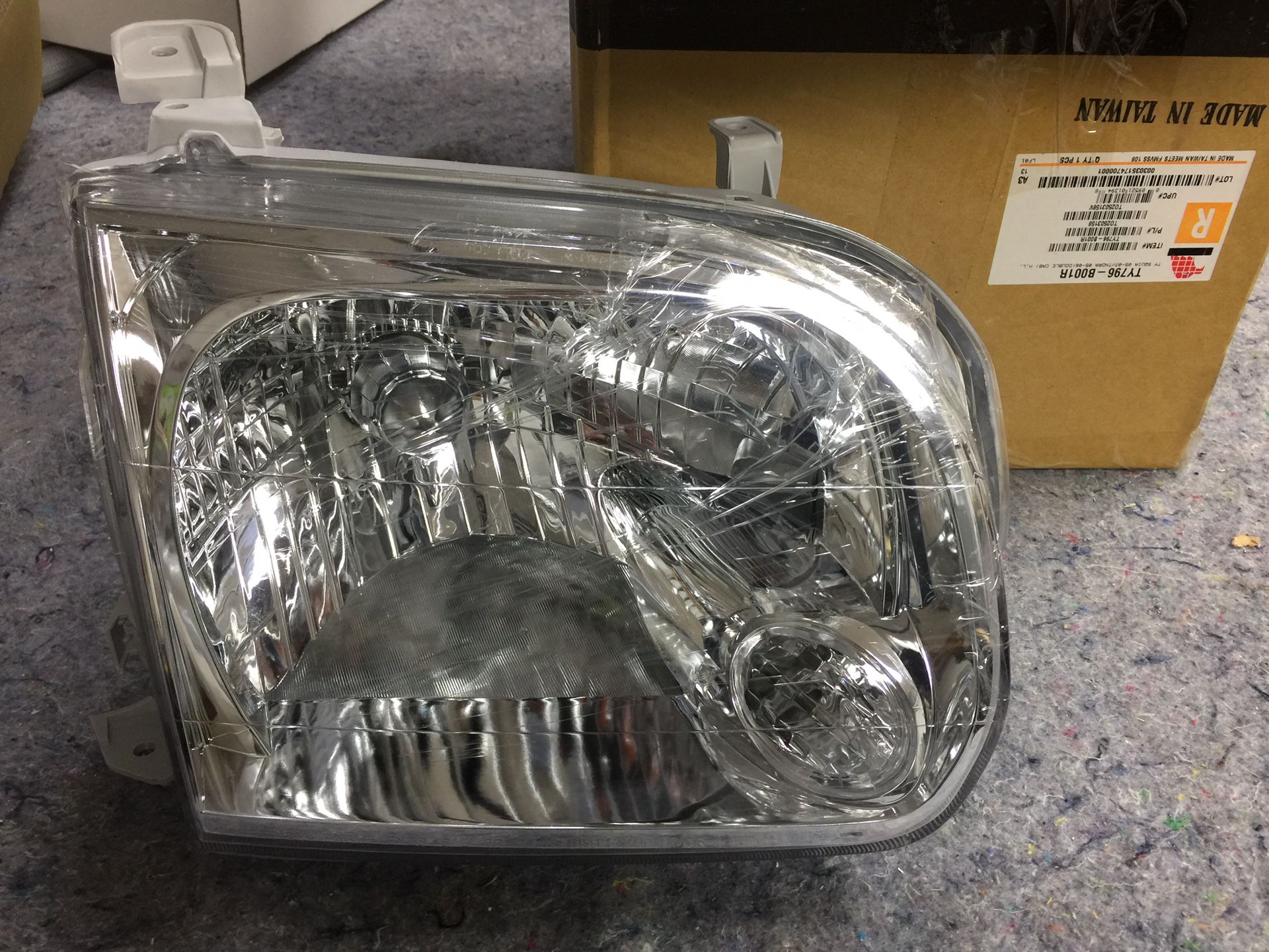 AUTO LAMP TY SQUIA 05-07 / TNDRA 05-06 Double Cab / Model TY796-B001R