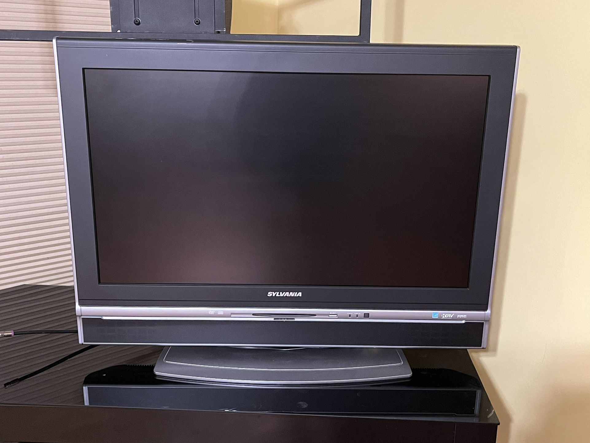 Sylvania LD320SS8 A 32” Flat Screen TV With Built-In DVD Player