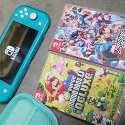 Turquoise Switch Lite. 4 Games. Mario U Deluxe Capcom