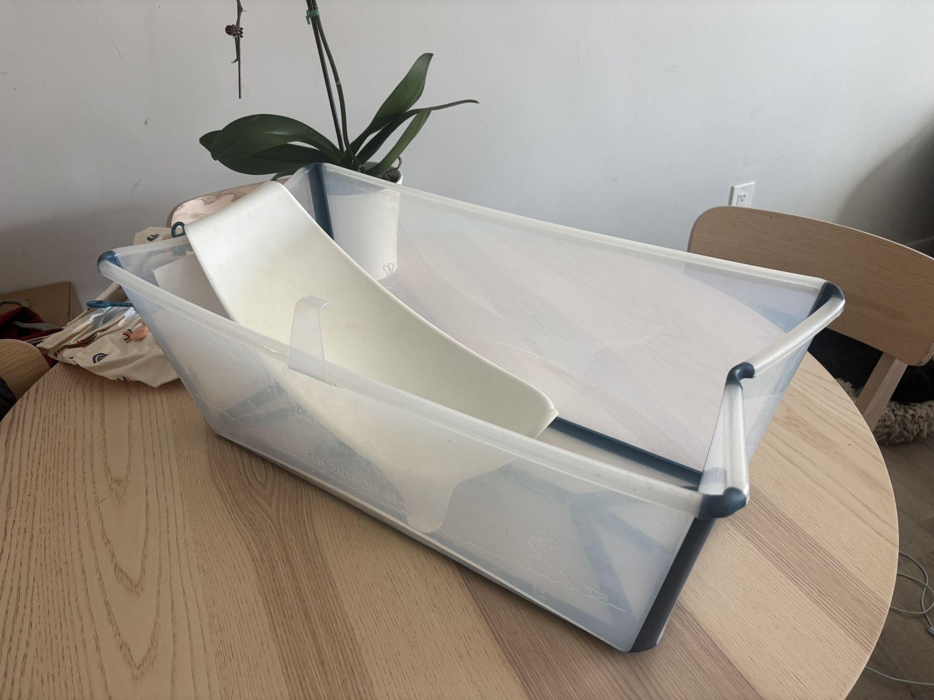 Stokke Flexi Bath – Foldable Baby Bathtub with Newborn Insert