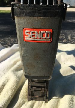 Senco Universal Air Stapler with two boxes of Staples