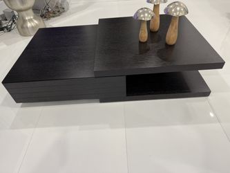 CoffeeTable Like New, Dark Brown, With 2 Drawers. Dimensions: 55W x 31.5D  x 12H