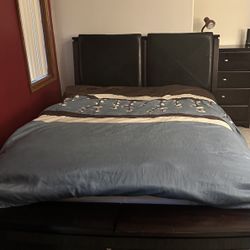 3-Peace Bedroom Set - Queen Size - Dark Mahogany