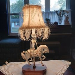 REALLY NEAT LOOKING  HORSE  Table LAMP  WORKS PERFECT 