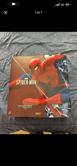 Hot Toys Spider-Man Classic Suit Sixth Scale Figure