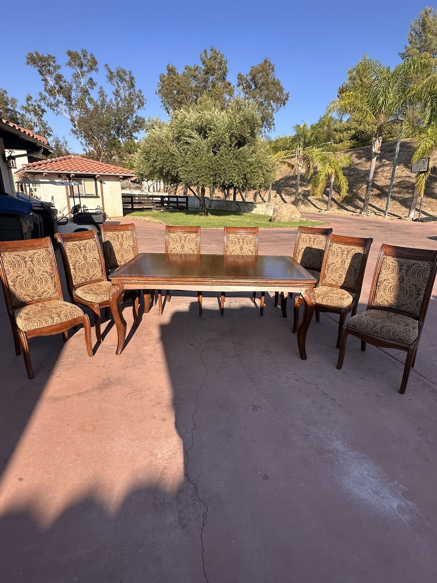Dining Room Table With 8chairs, Hutch And Mirror