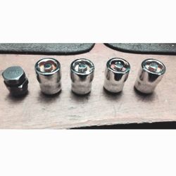 08-23 Dodge Challenger Wheel Lock Lug Nuts 