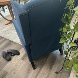 A pair  of blue medium  size recliners 