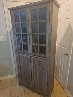 Dish cabinet