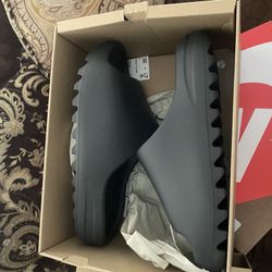 yeezy slides 10